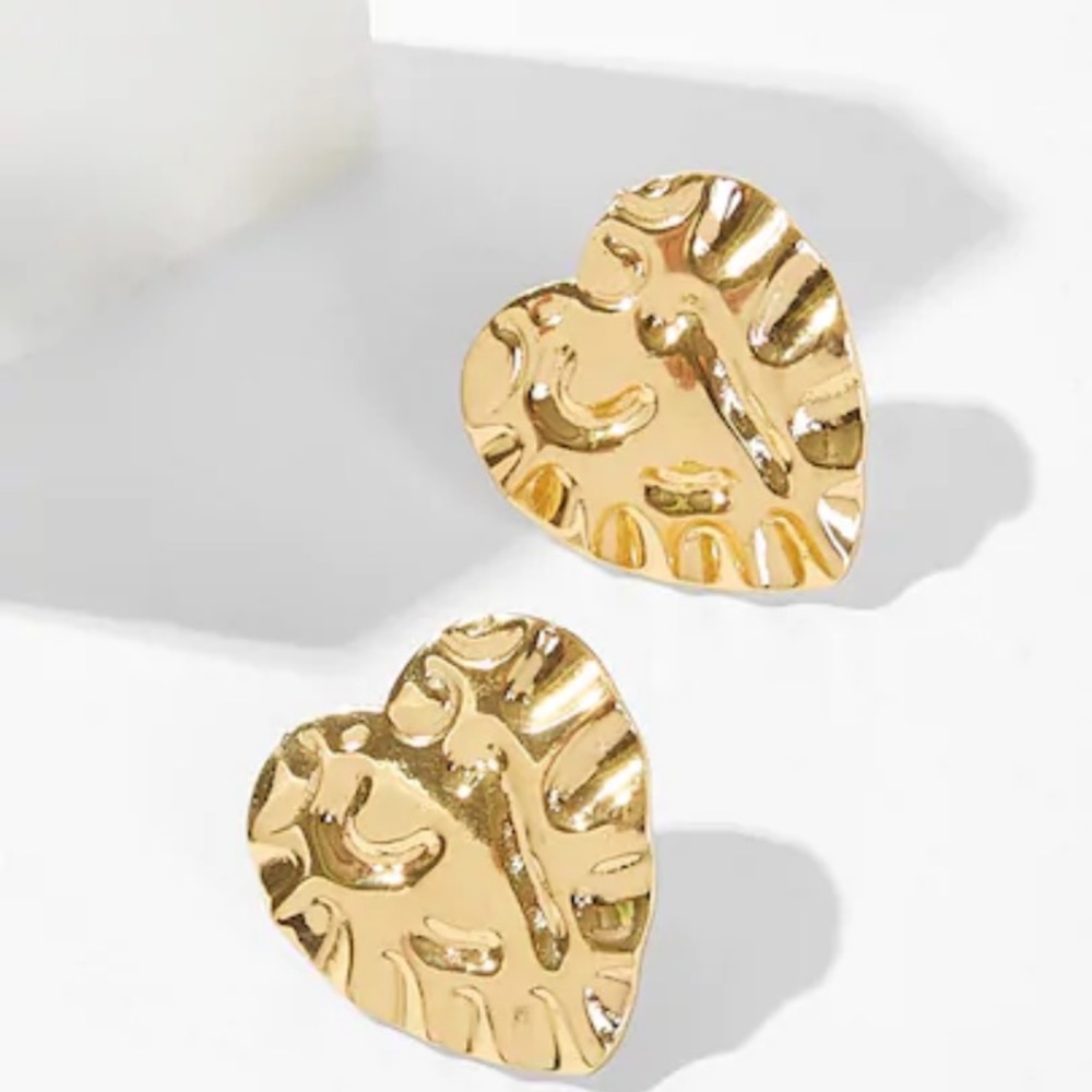 BRAND NEW BEAUTIFUL GOLD HEART STUDS